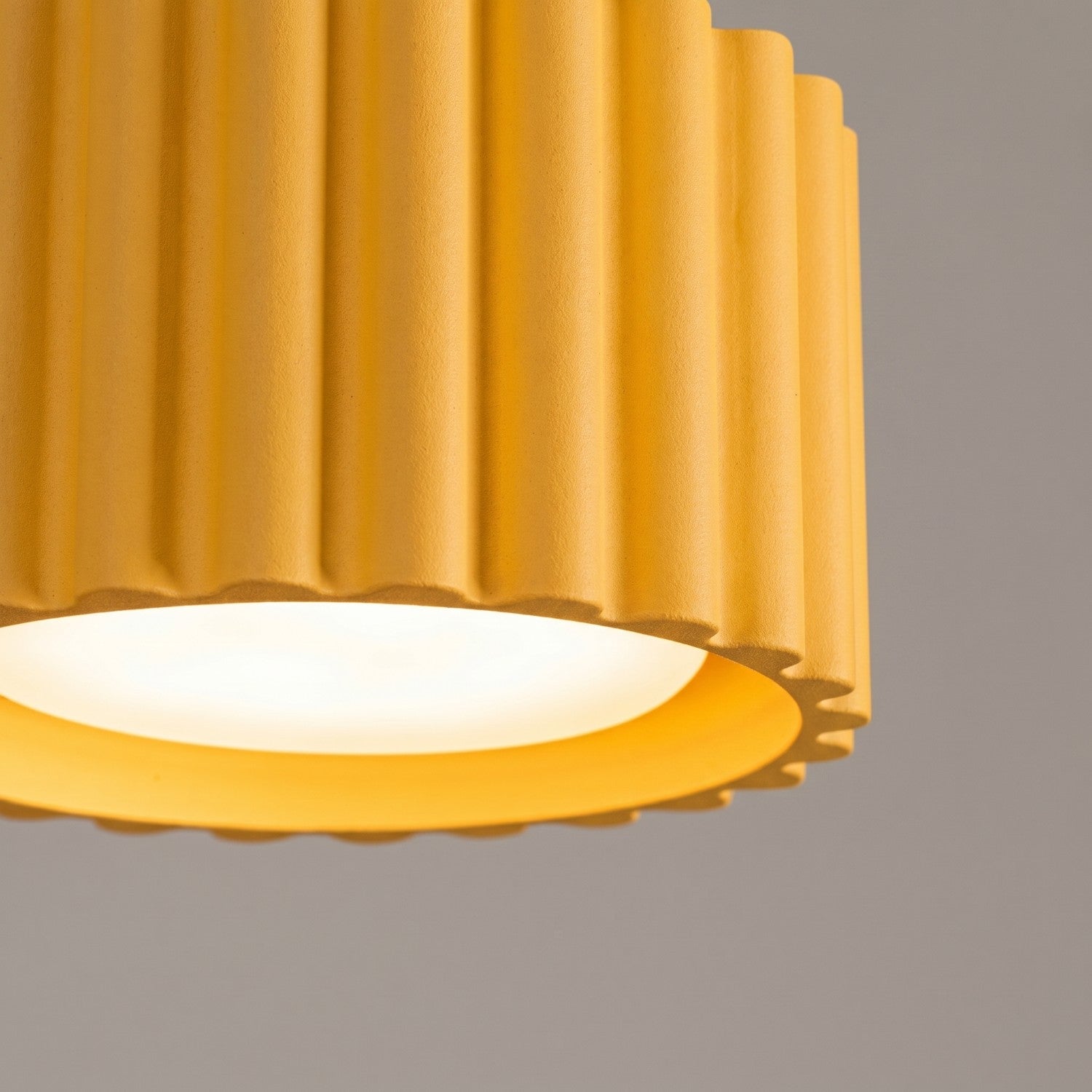 Plafonnier Aura 1 aluminium jaune GX53 en situation