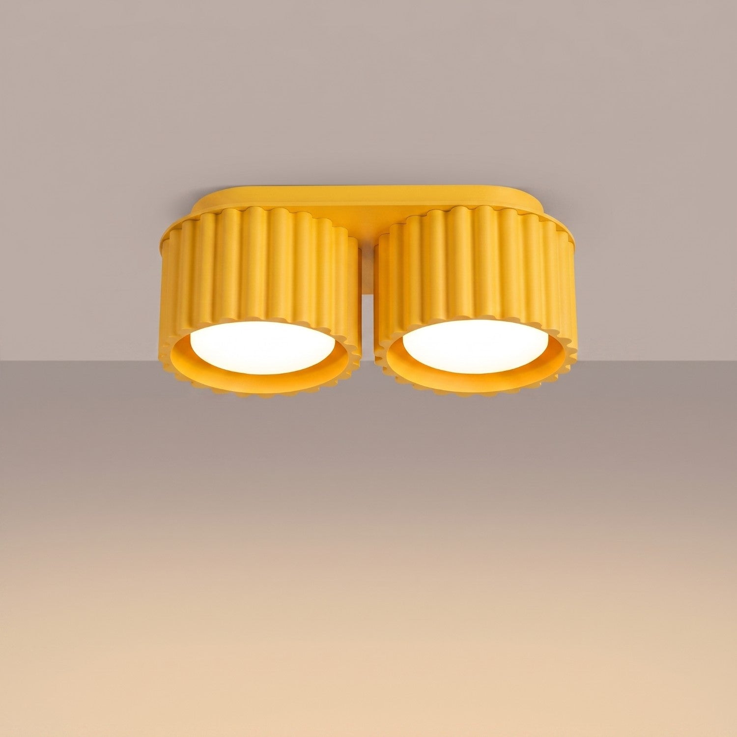 Plafonnier Aura 2 aluminium jaune GX53 vue de trois quarts