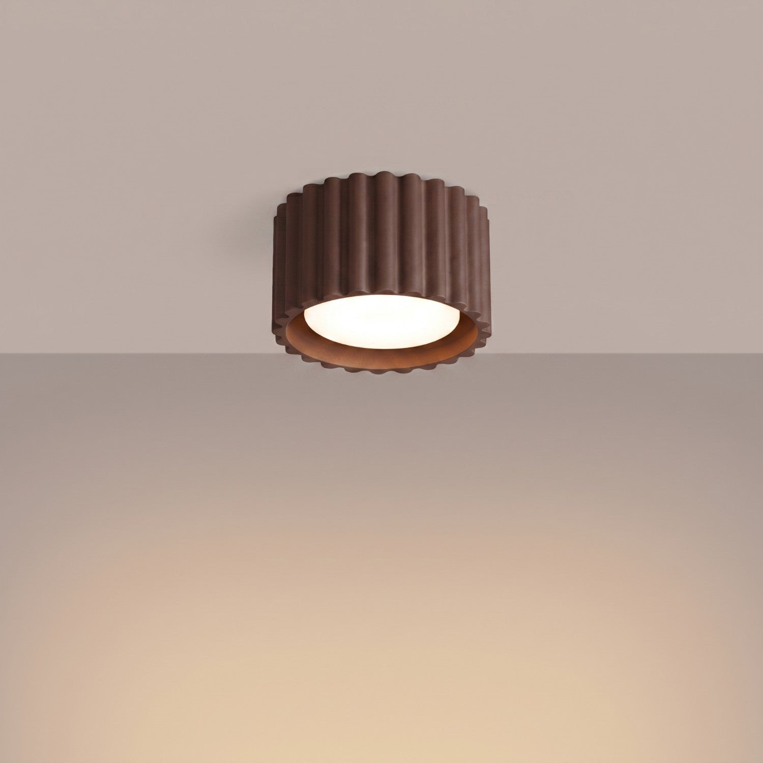 Plafonnier Aura 1 aluminium brun GX53 vue de trois quarts