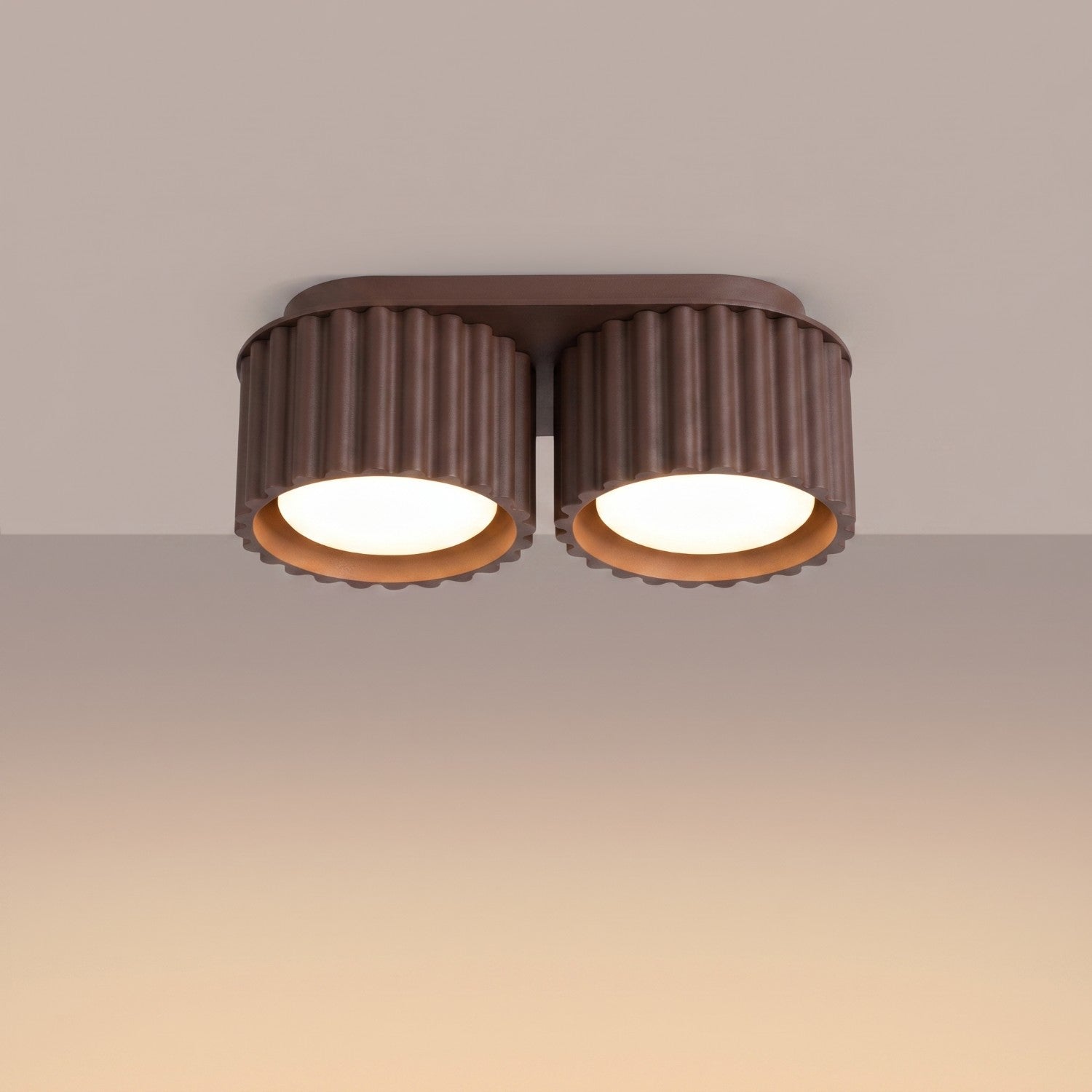 Plafonnier Aura 2 aluminium brun GX53 vue de trois quarts
