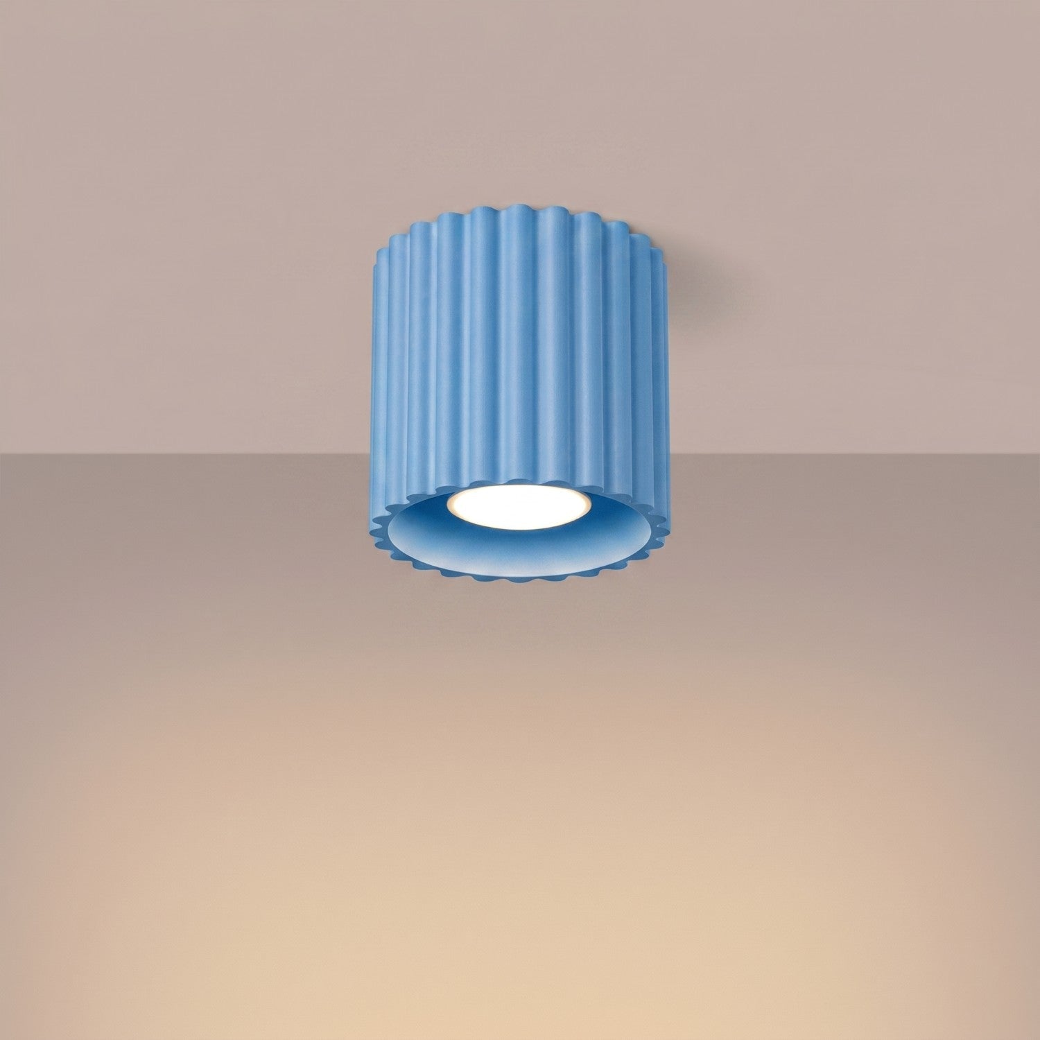 Plafonnier Aura 1 aluminium bleu clair GU10 vue de trois quarts