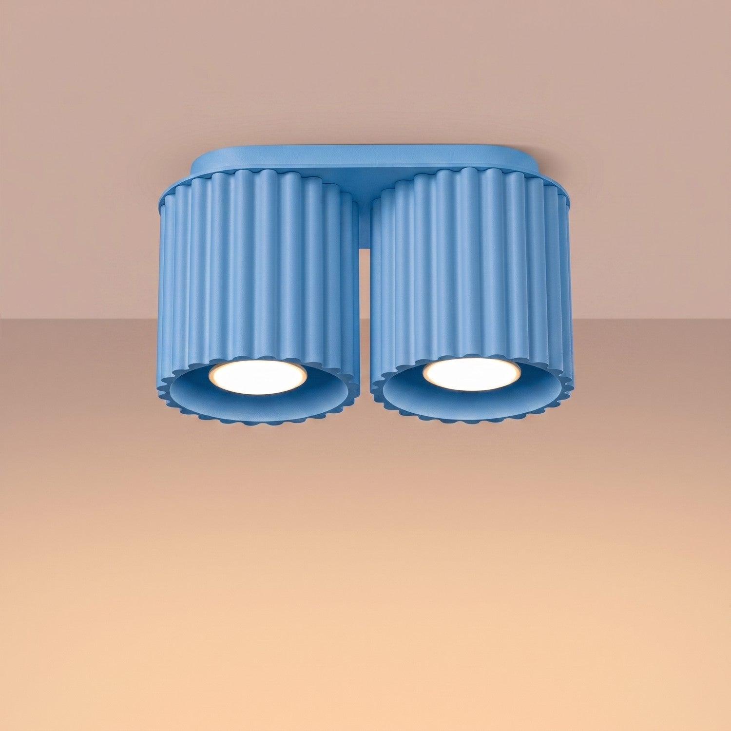 Plafonnier Aura 2 aluminium bleu clair GU10 vue de trois quarts