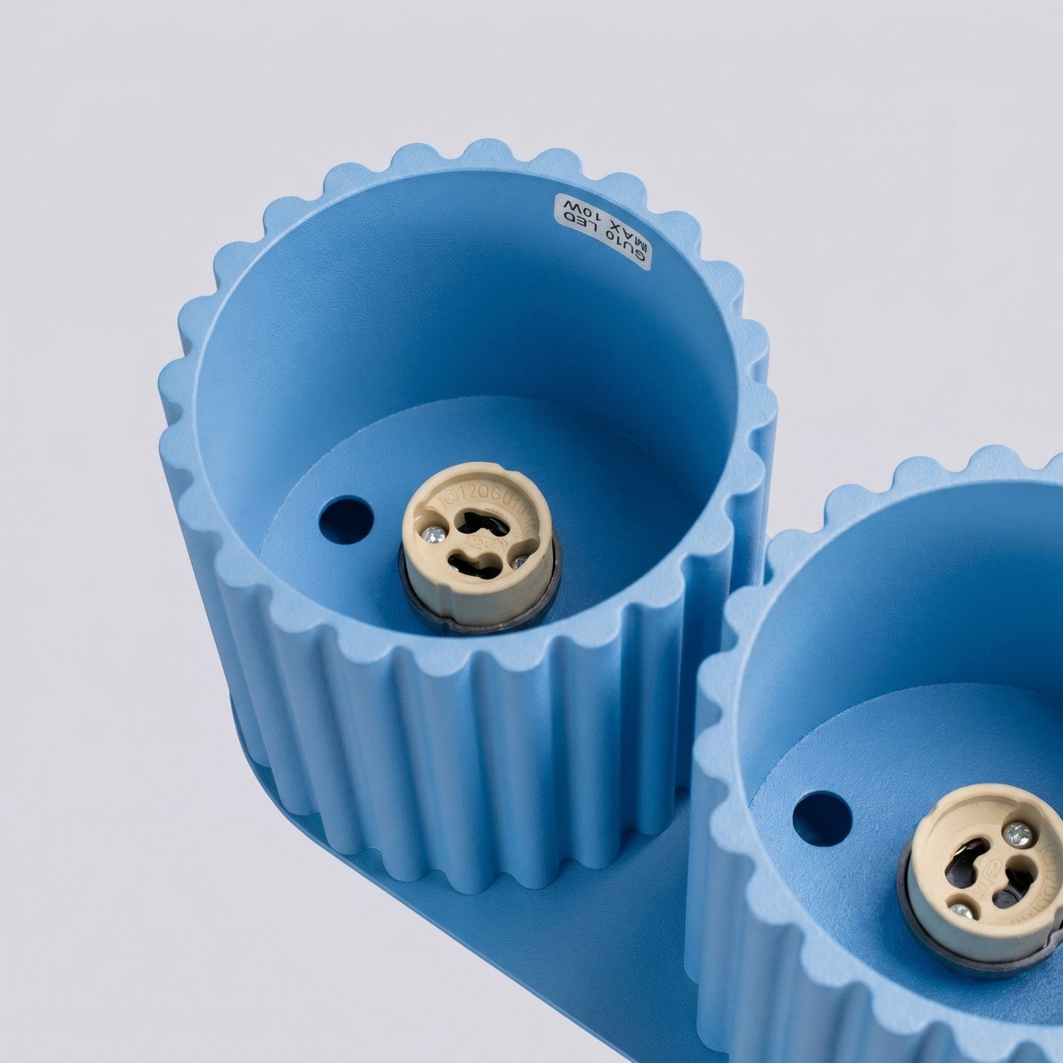 Plafonnier Aura 2 aluminium bleu clair GU10 détail des cannelures