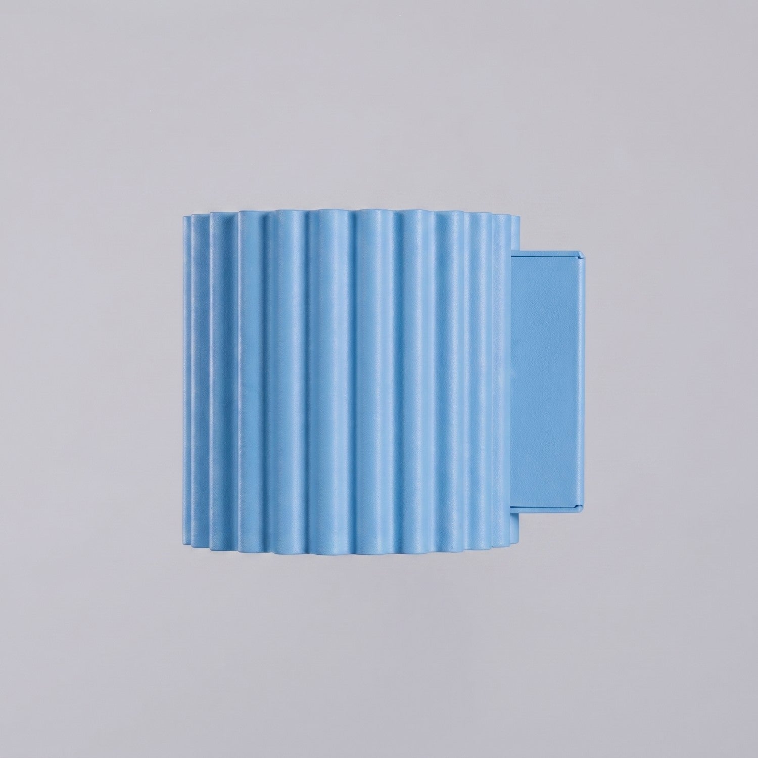 Applique murale Aura aluminium bleu clair G9 détail des cannelures