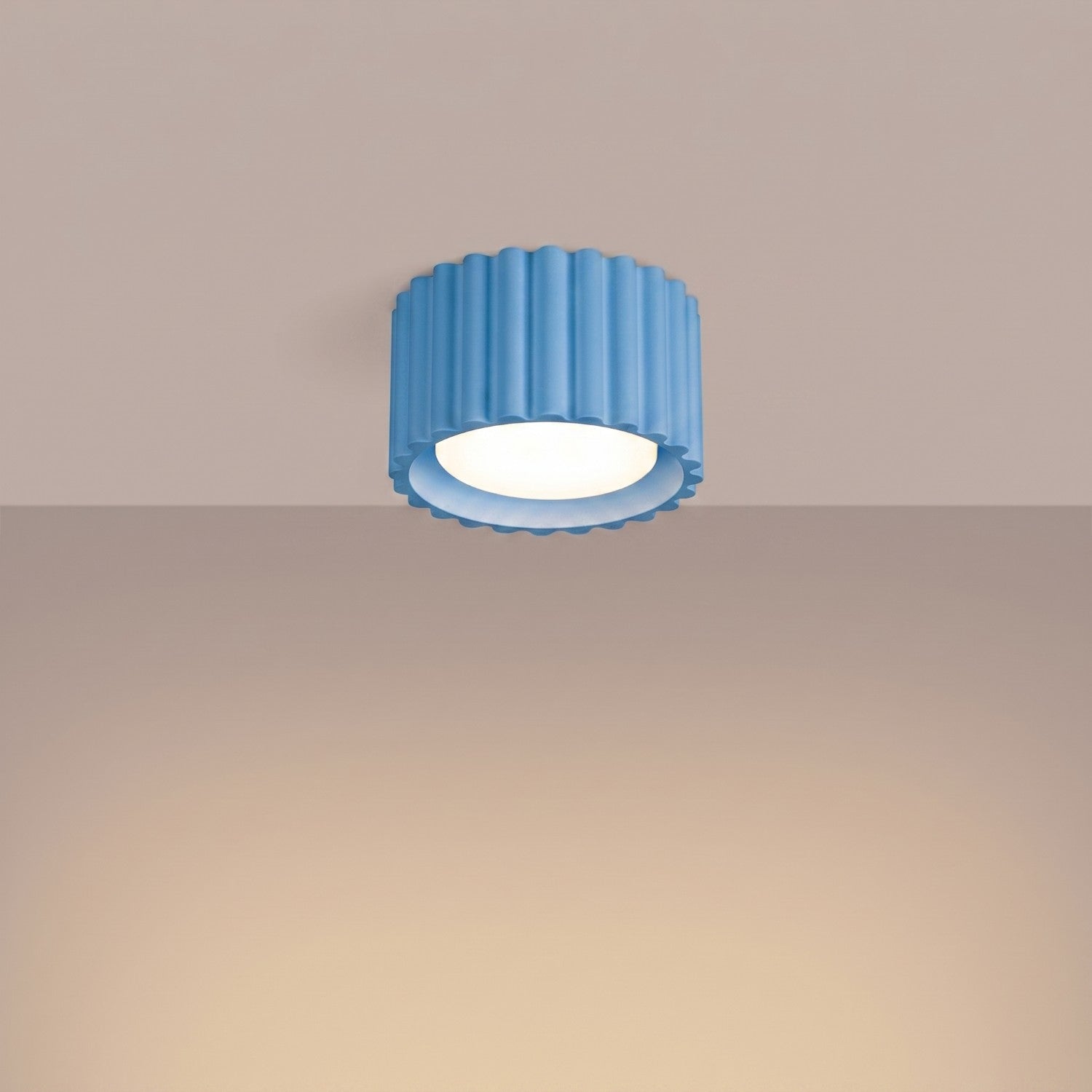Plafonnier Aura 1 aluminium bleu clair GX53 vue de trois quarts