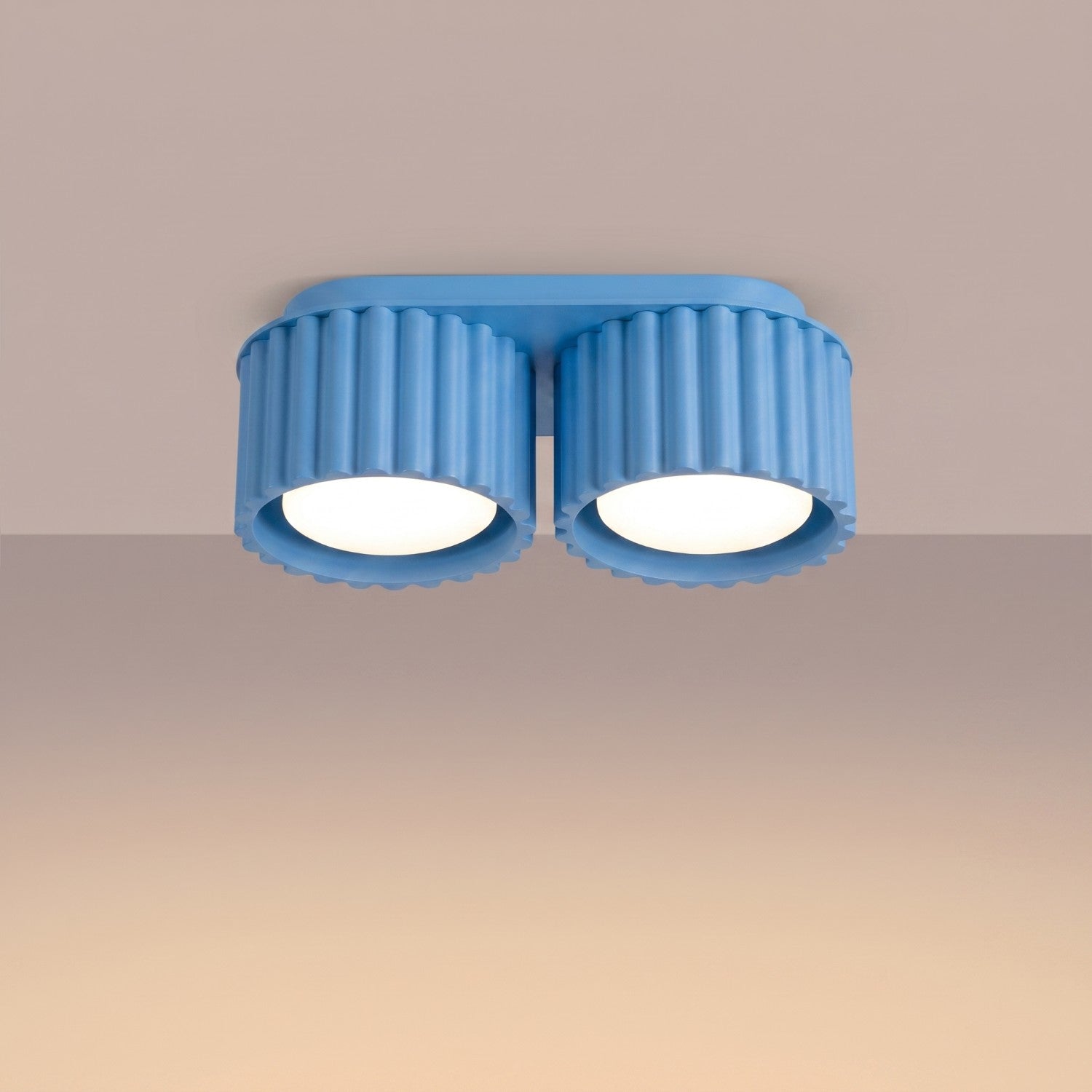 Plafonnier Aura 2 aluminium bleu clair GX53 vue de trois quarts