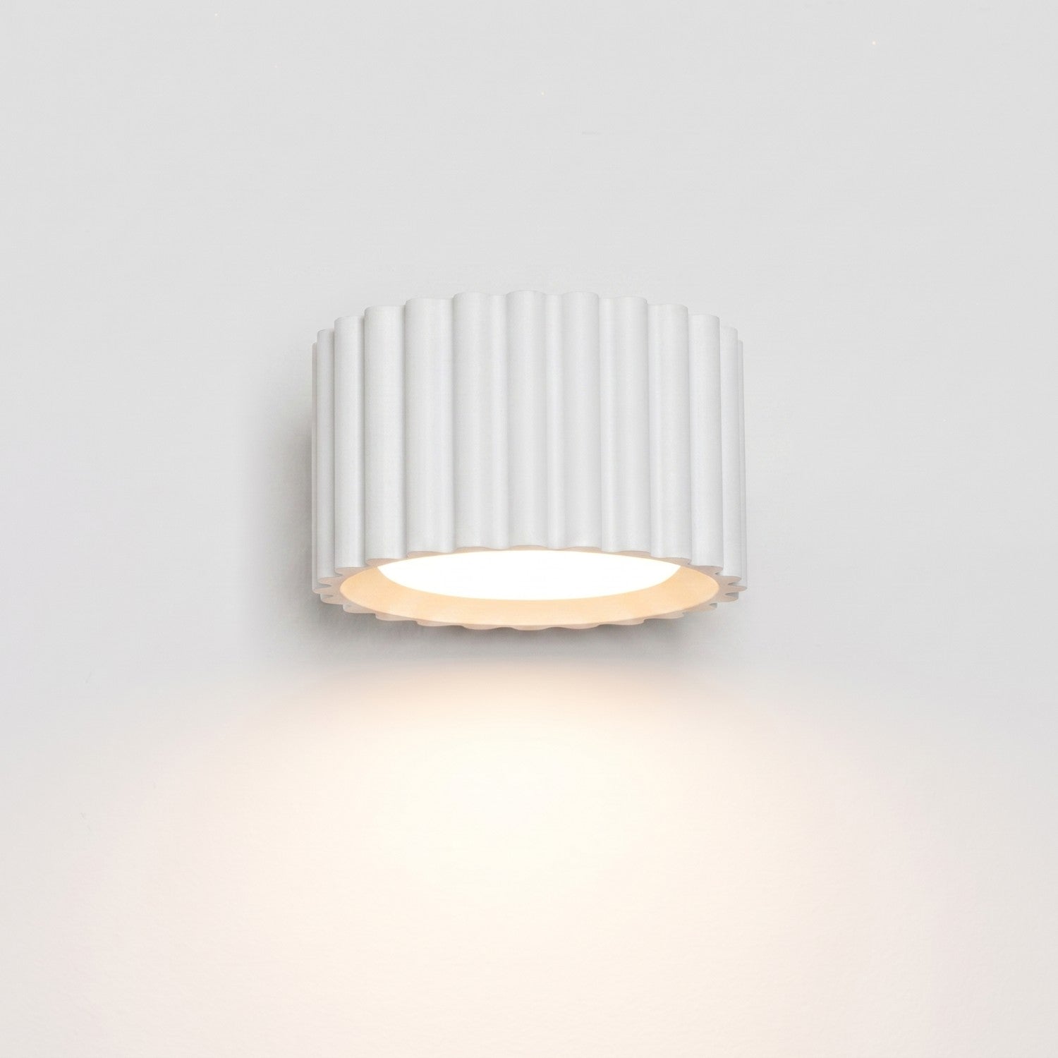 Applique murale Aura aluminium blanc GX53 en situation
