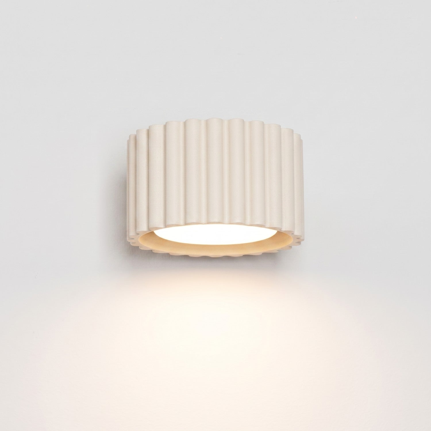 Applique murale Aura aluminium beige GX53 en situation