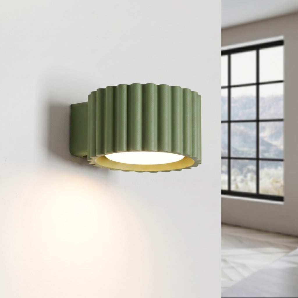 Applique murale Aura aluminium vert olive GX53 vue de trois quarts