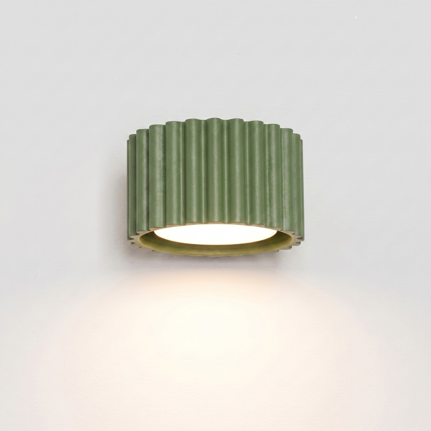 Applique murale Aura aluminium vert olive GX53 en situation