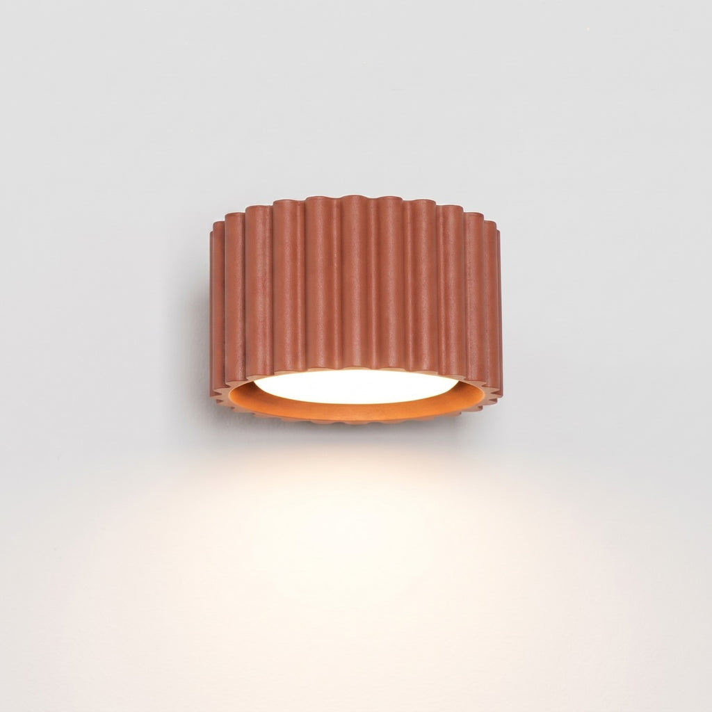 Applique murale Aura aluminium rouge ocre GX53 en situation