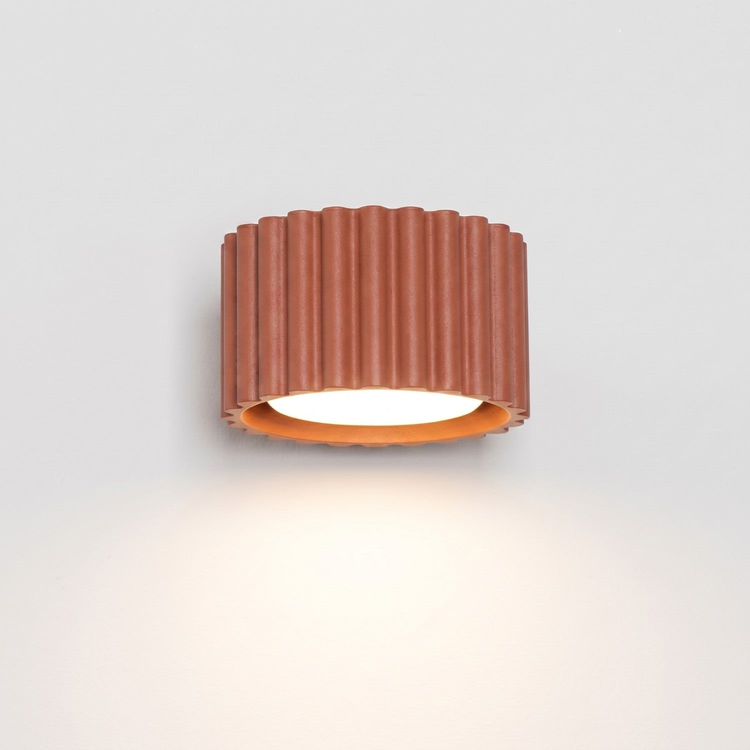 Applique murale Aura aluminium rouge ocre GX53 en situation