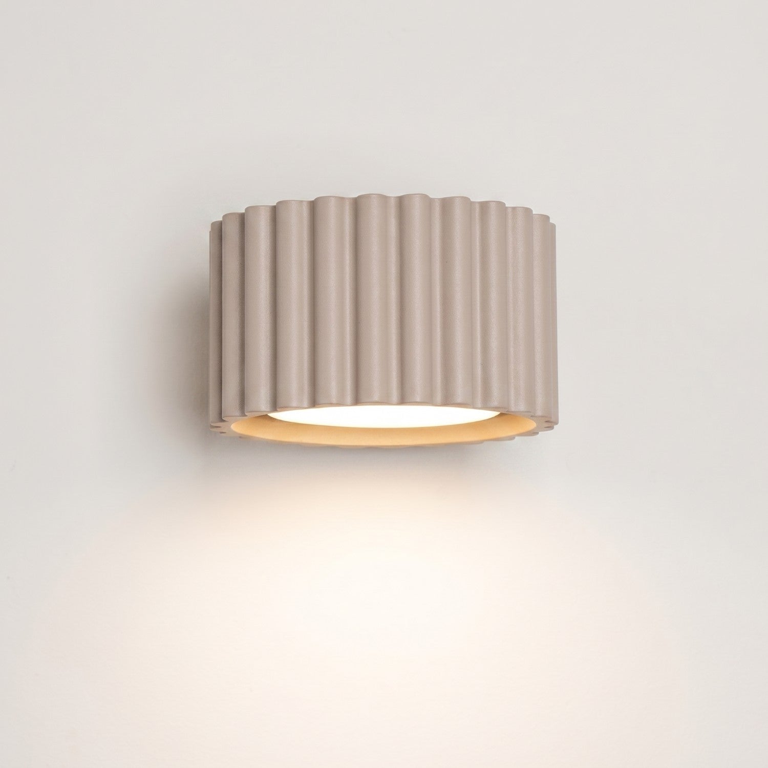 Applique murale Aura aluminium taupe GX53 en situation