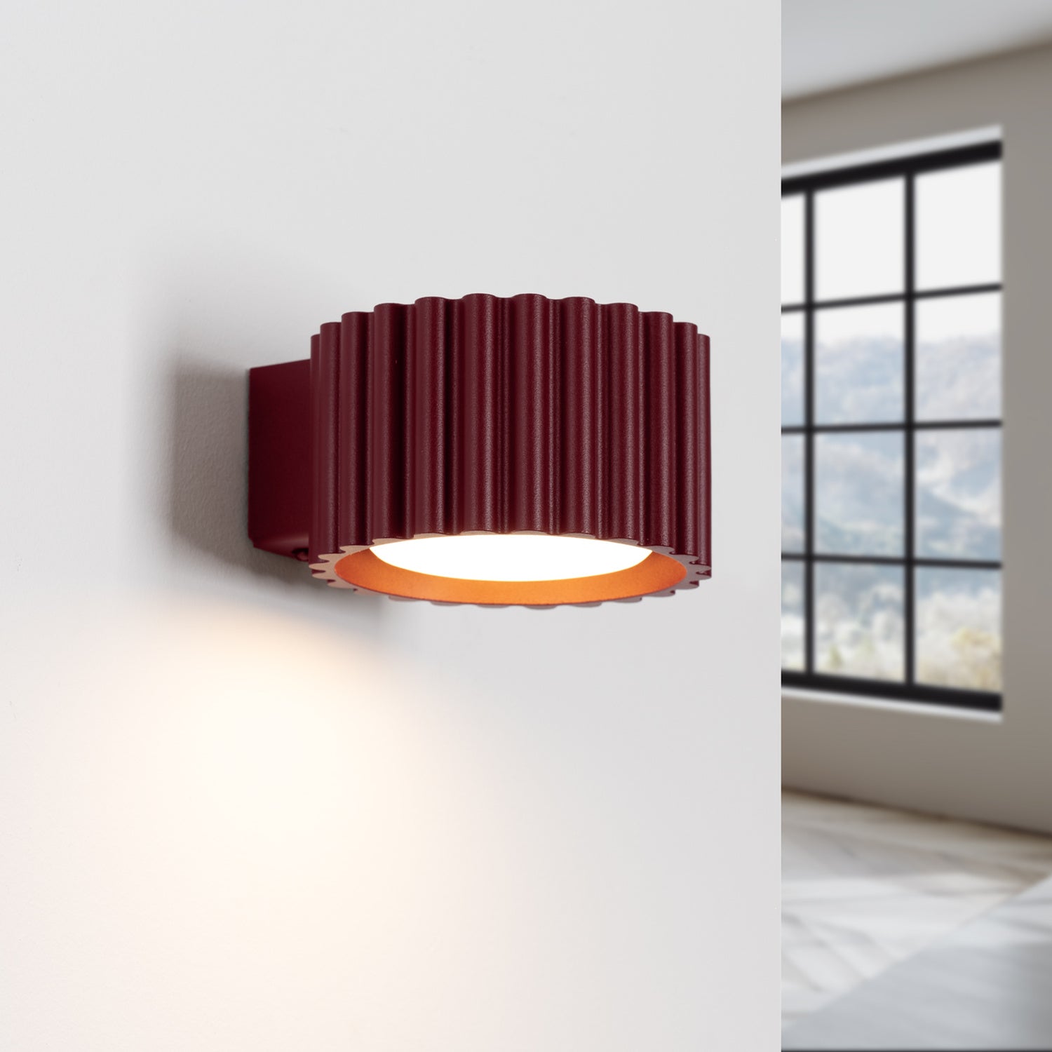 Applique murale Aura aluminium bordeaux GX53 vue de trois quarts