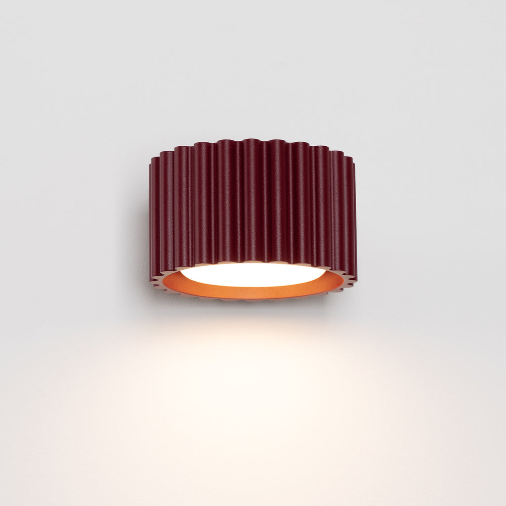 Applique murale Aura aluminium bordeaux GX53 en situation