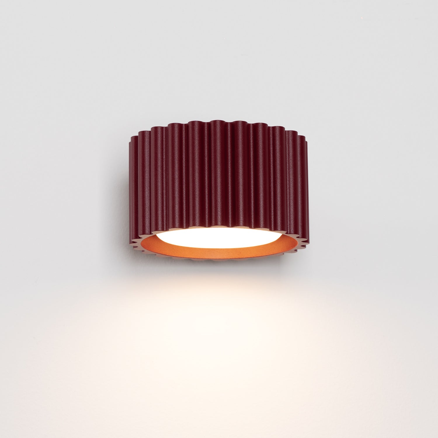 Applique murale Aura aluminium bordeaux GX53 en situation