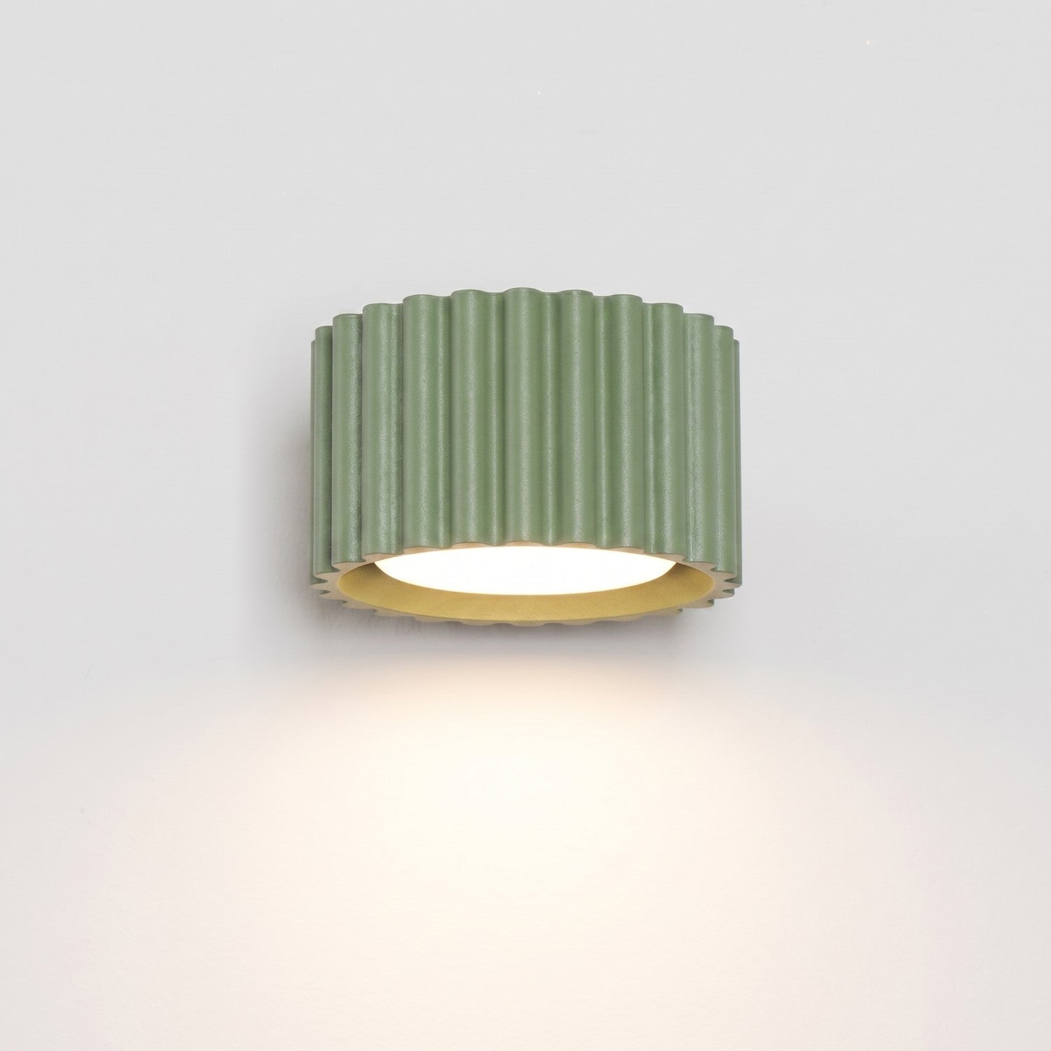 Applique murale Aura aluminium vert sauge GX53 en situation