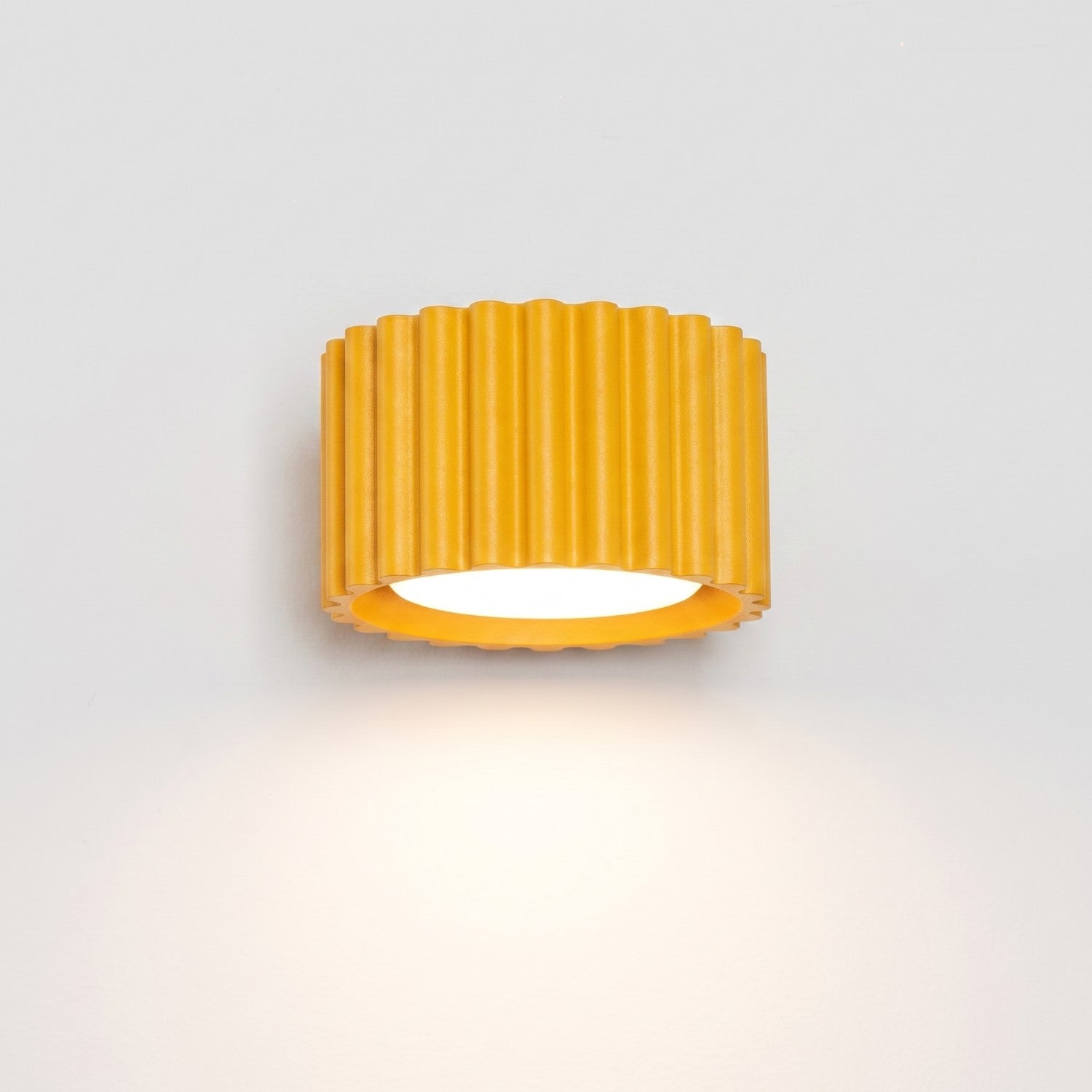 Applique murale Aura aluminium jaune GX53 en situation