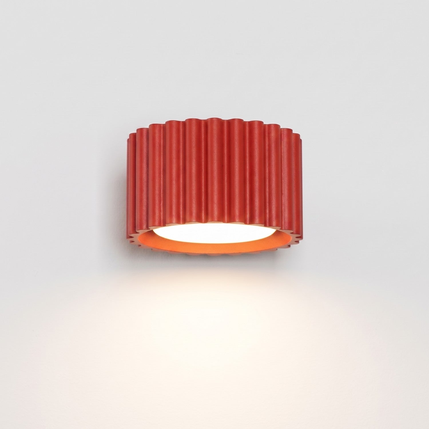 Applique murale Aura aluminium rouge GX53 en situation