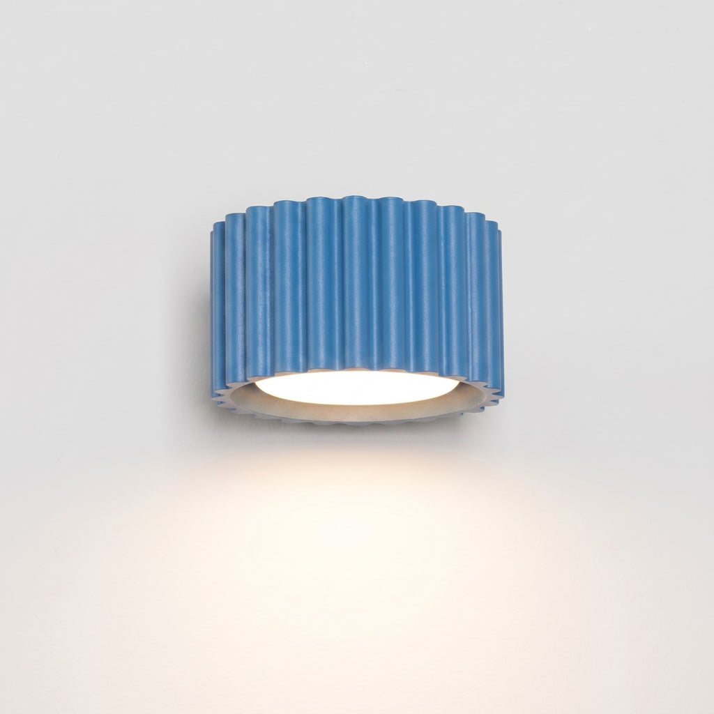 Applique murale Aura aluminium bleu clair GX53 en situation
