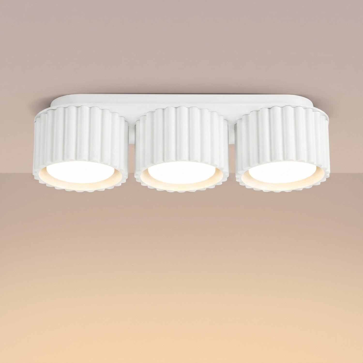 Plafonnier Aura 3 aluminium blanc GX53 vue de trois quarts