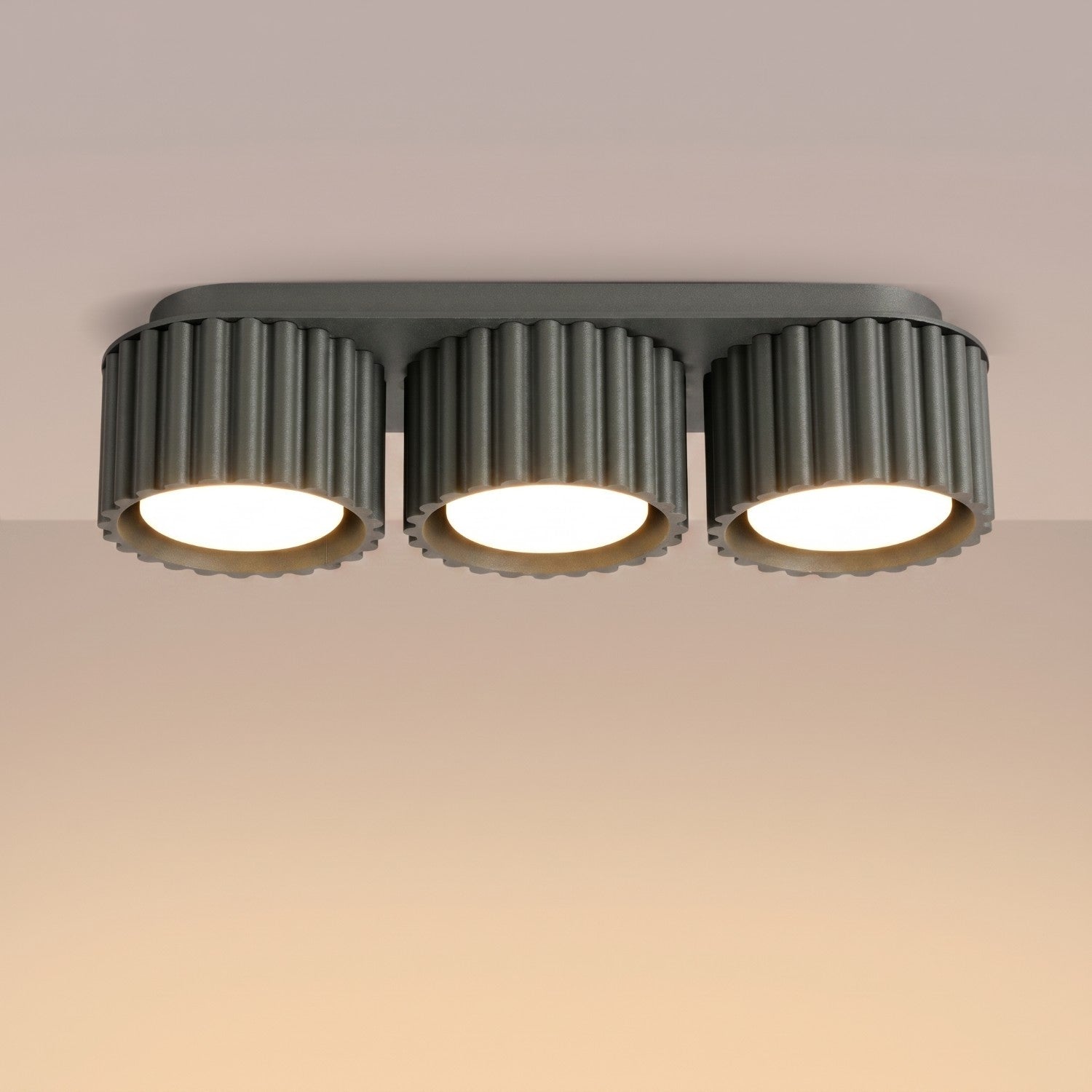 Plafonnier Aura 3 aluminium noir GX53 vue de trois quarts