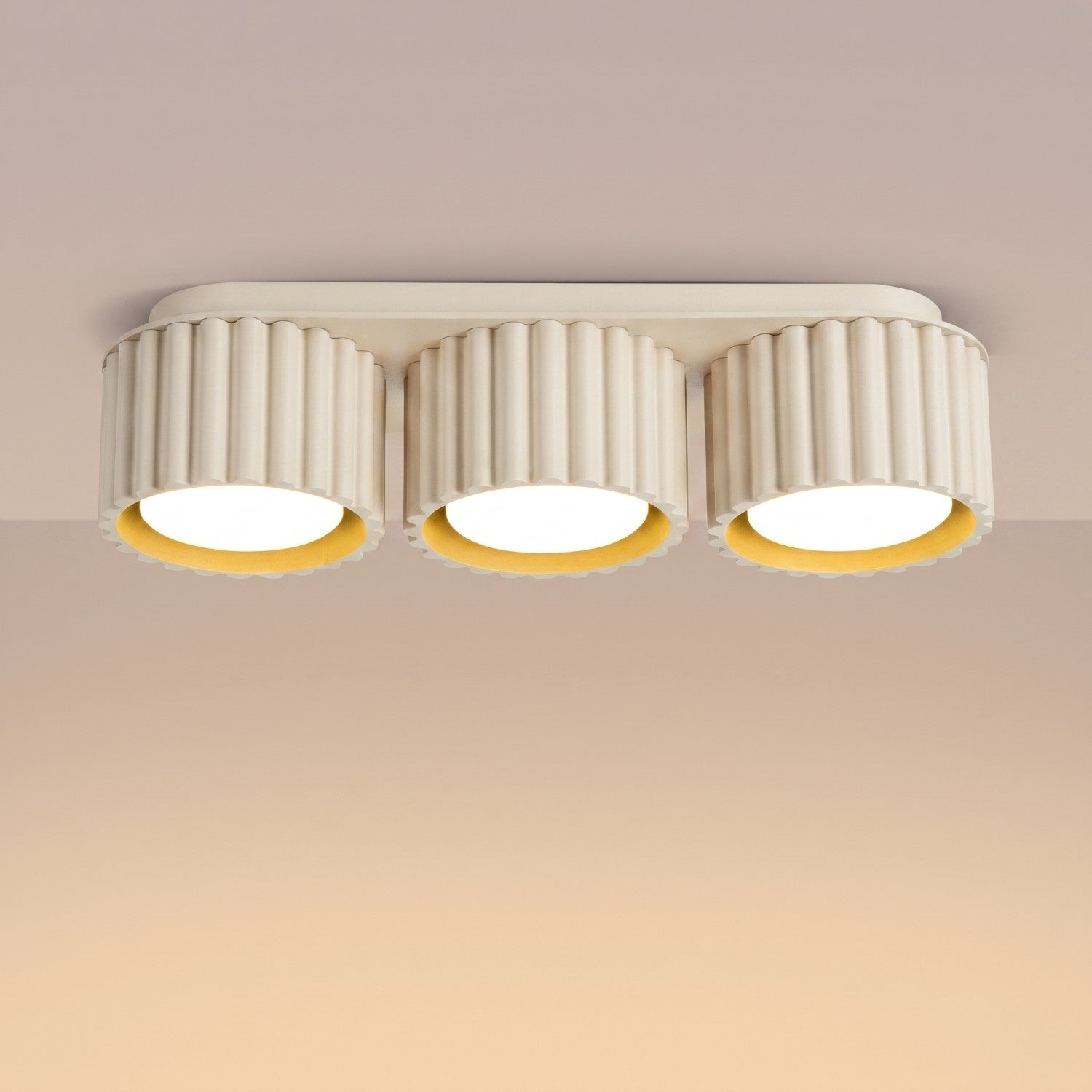 Plafonnier Aura 3 aluminium beige GX53 vue de trois quarts