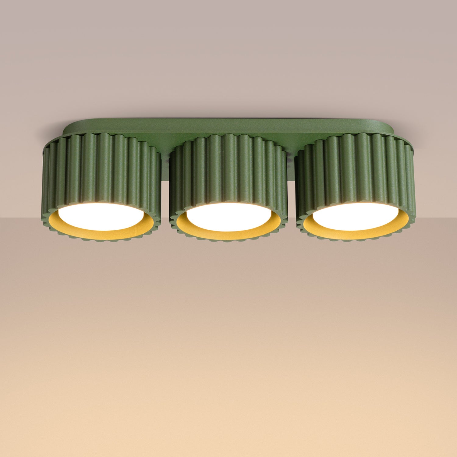 Plafonnier Aura 3 aluminium vert olive GX53 vue de trois quarts