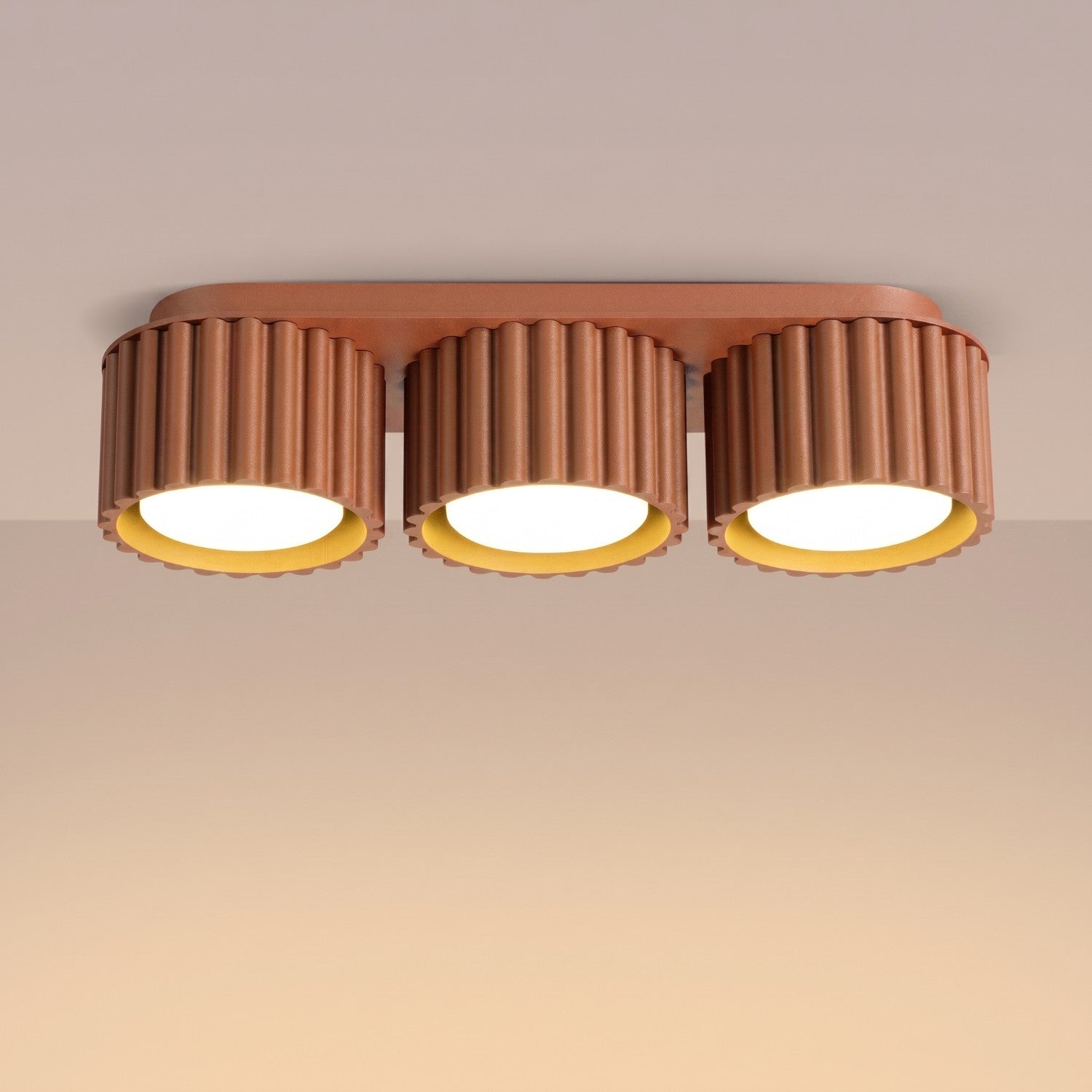 Plafonnier Aura 3 aluminium rouge ocre GX53 vue de trois quarts
