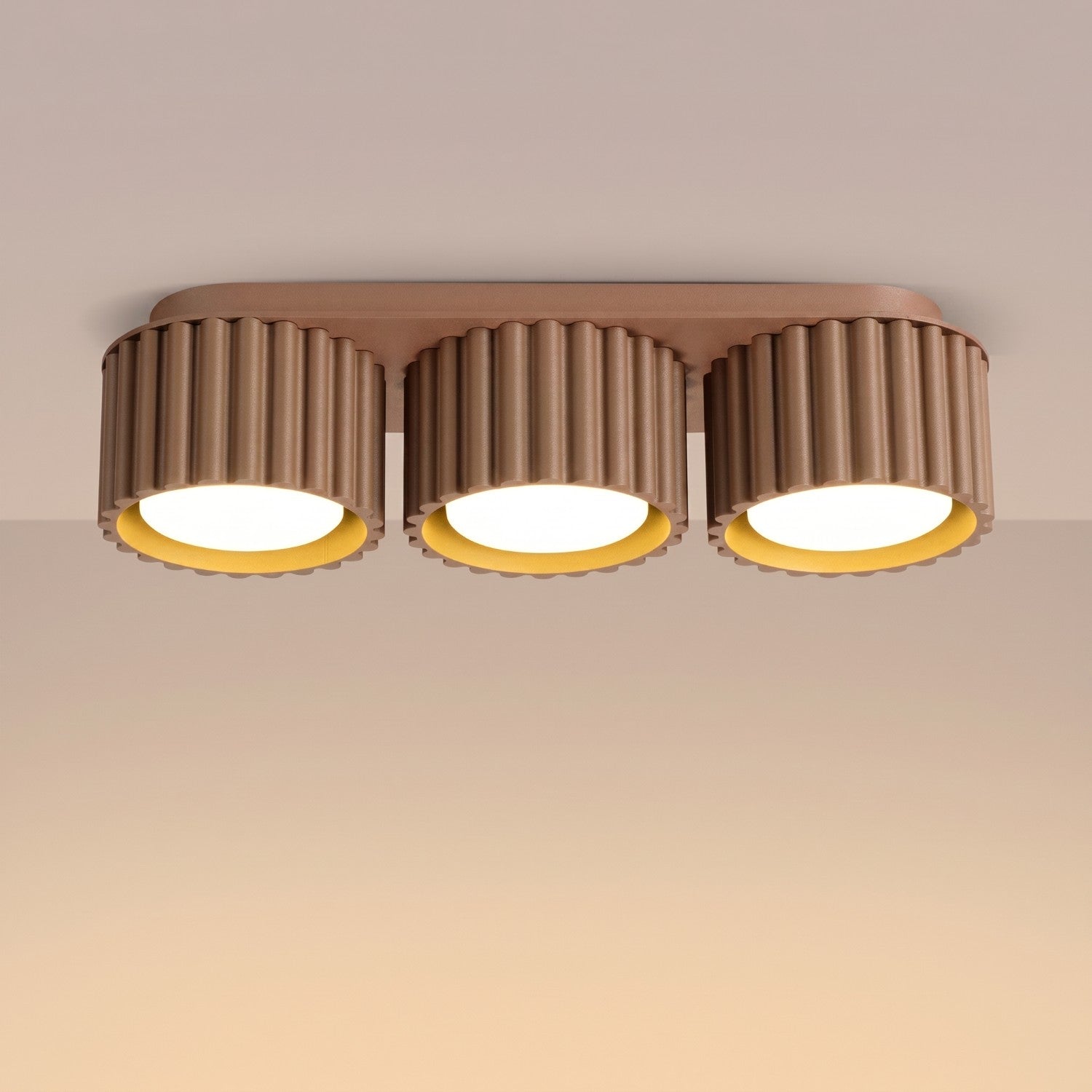 Plafonnier Aura 3 aluminium mocca GX53 vue de trois quarts