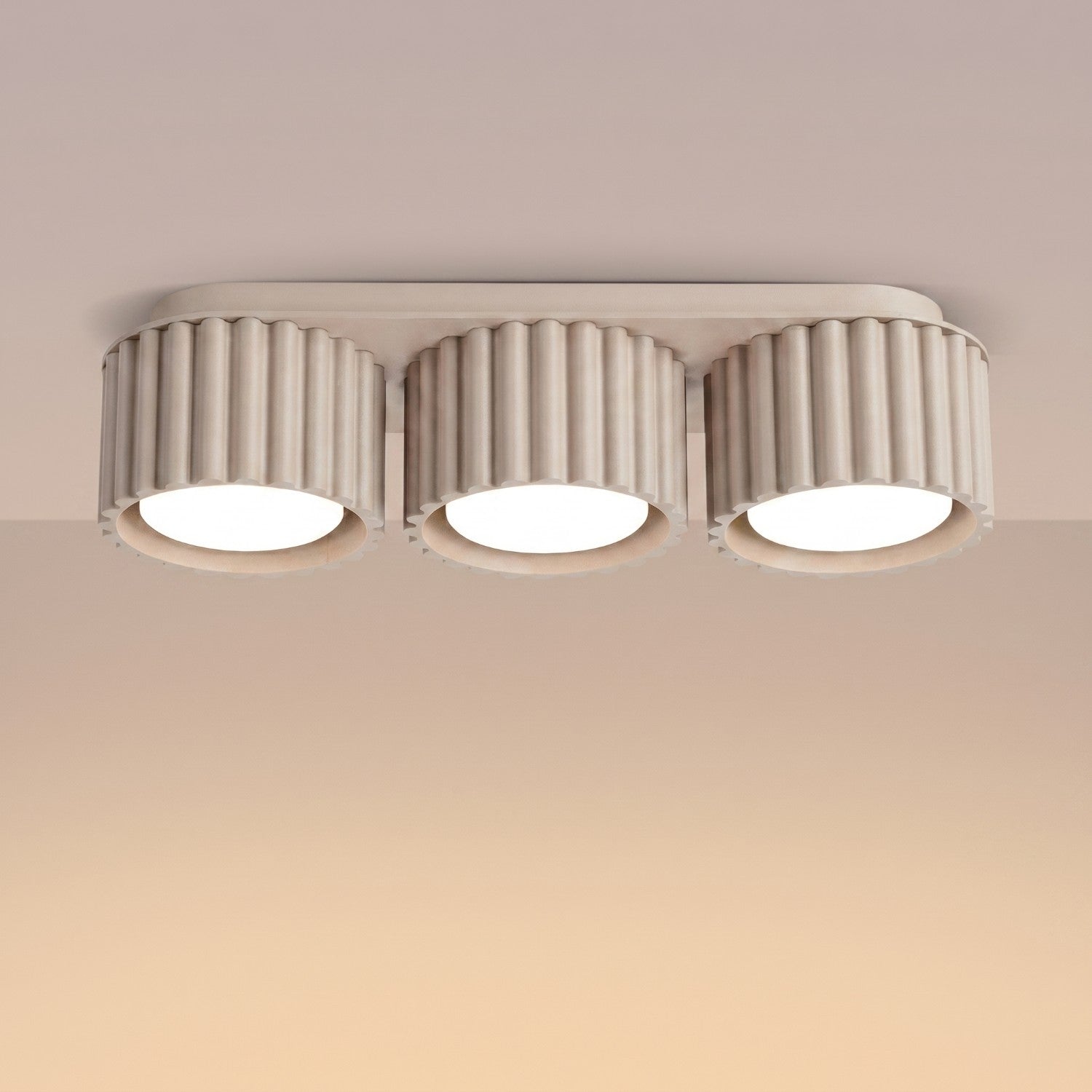 Plafonnier Aura 3 aluminium taupe GX53 vue de trois quarts