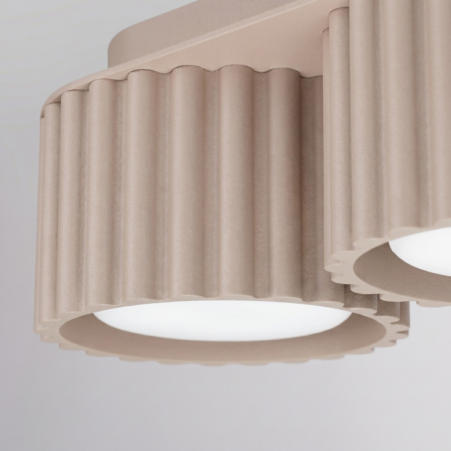 Plafonnier Aura 3 aluminium taupe GX53 détail des cannelures