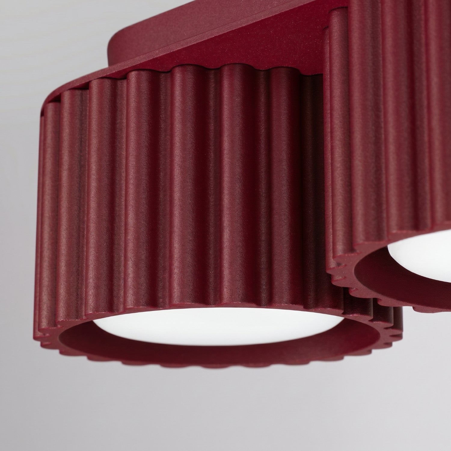 Plafonnier Aura 3 aluminium bordeaux GX53 détail des cannelures