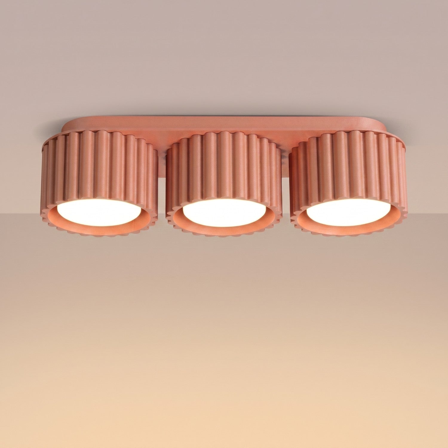 Plafonnier Aura 3 aluminium pêche GX53 vue de trois quarts