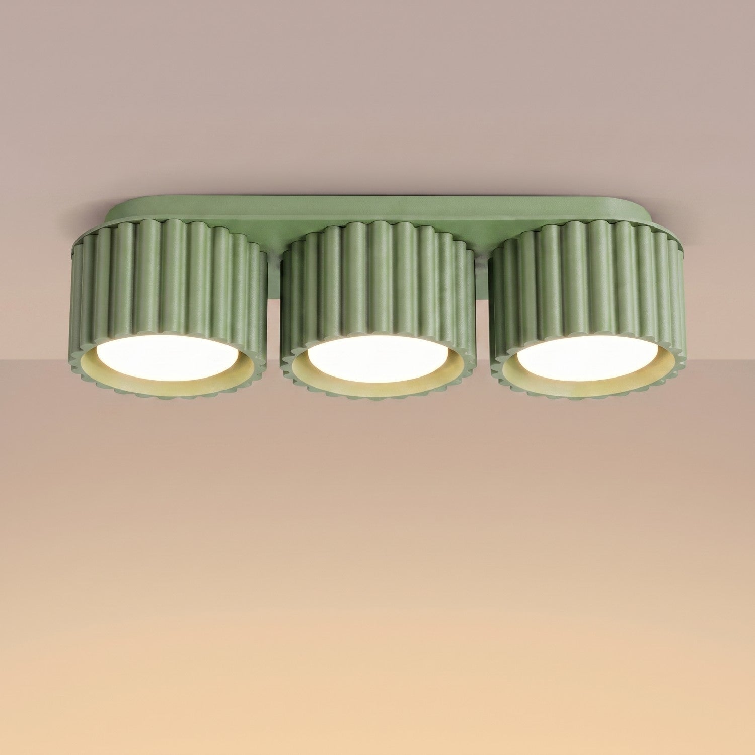 Plafonnier Aura 3 aluminium vert sauge GX53 vue de trois quarts