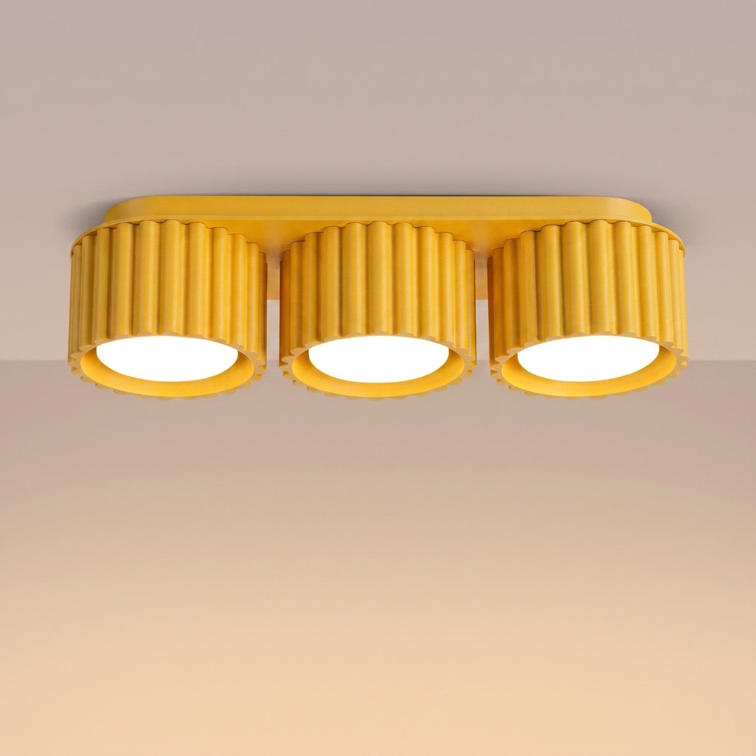 Plafonnier Aura 3 aluminium jaune GX53 vue de trois quarts
