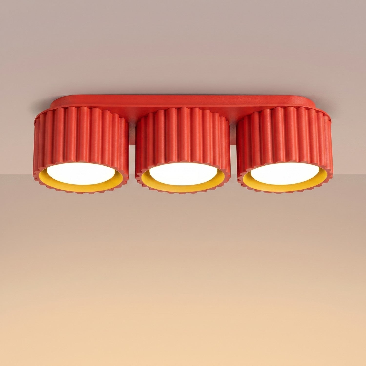 Plafonnier Aura 3 aluminium rouge GX53 vue de trois quarts
