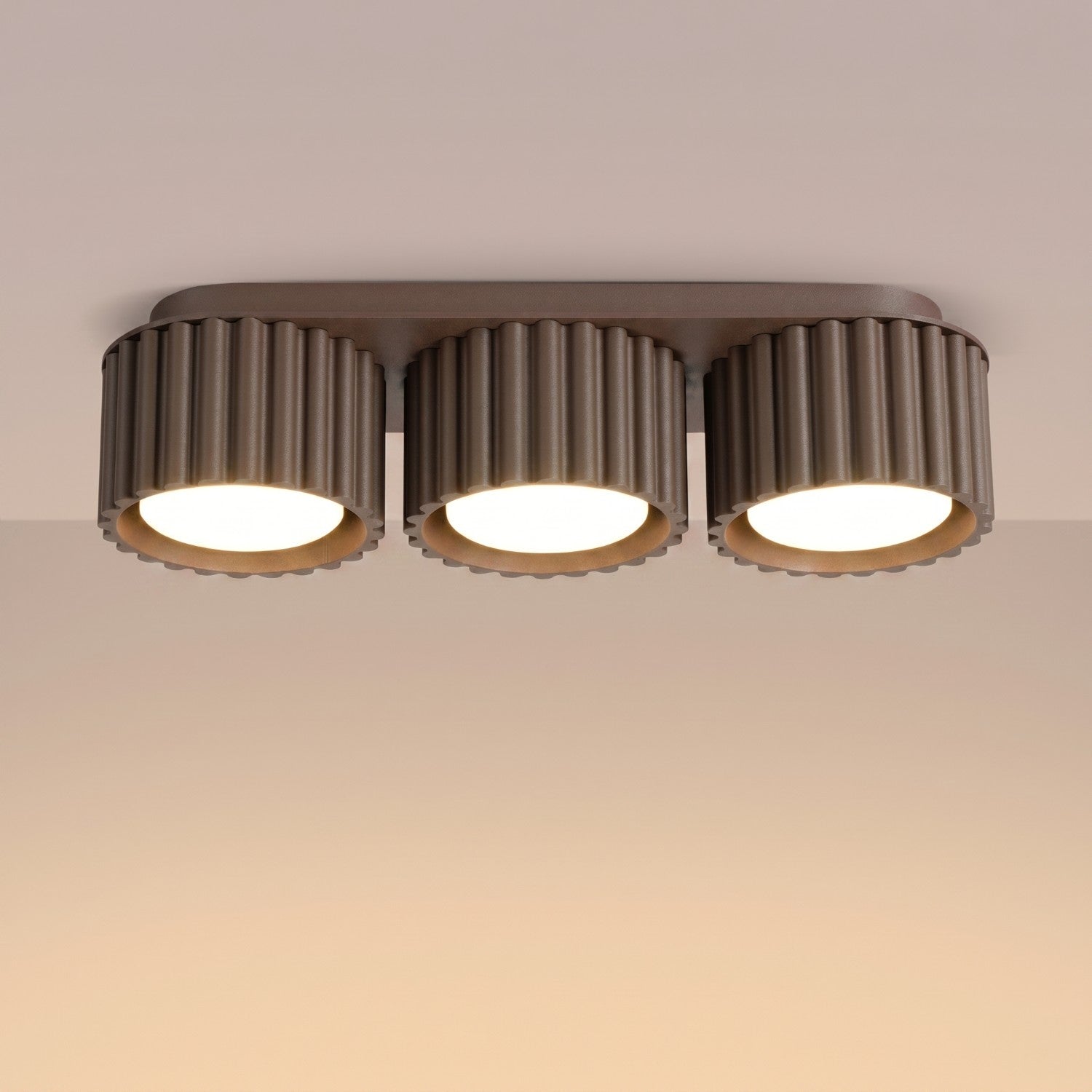 Plafonnier Aura 3 aluminium brun GX53 vue de trois quarts