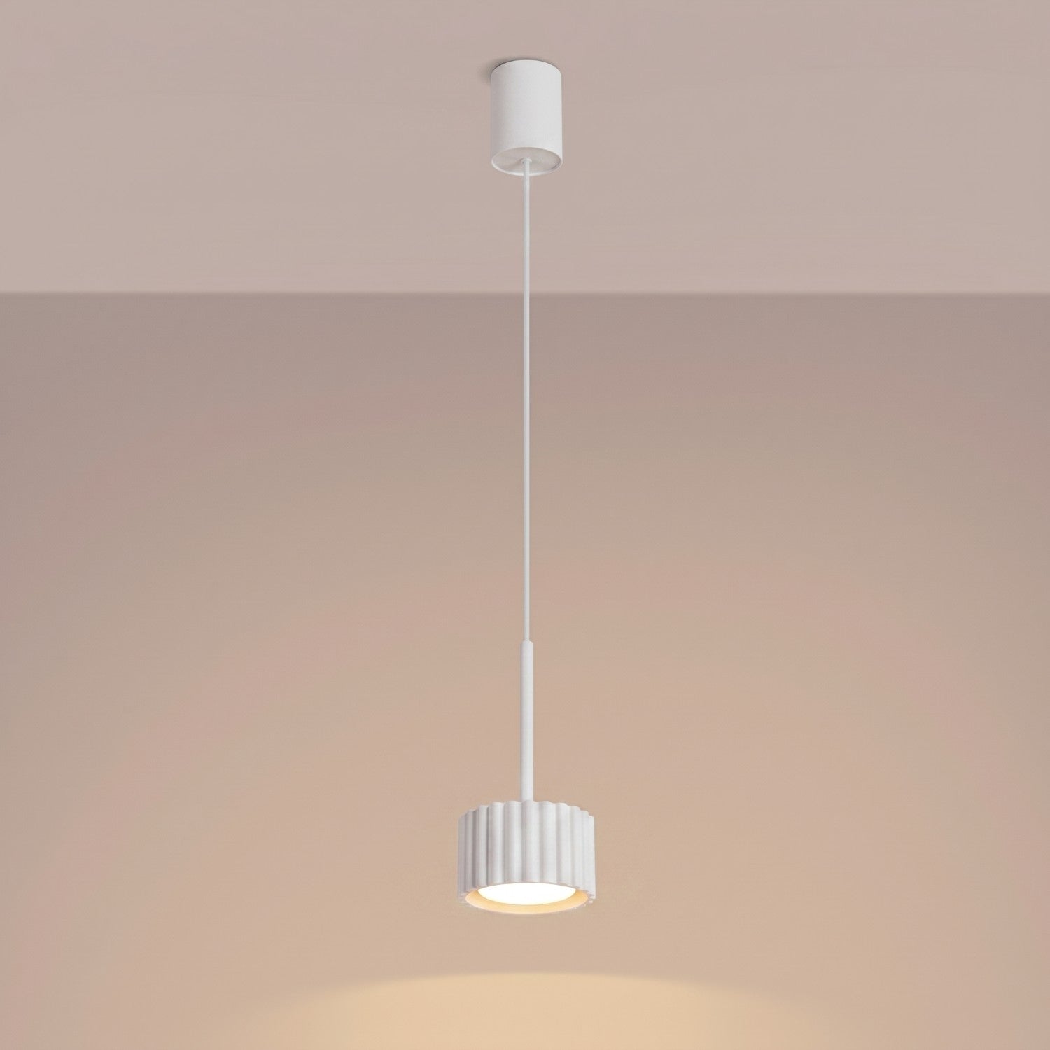 Suspension Aura 1 lumière aluminium blanc GX53 vue de trois quarts