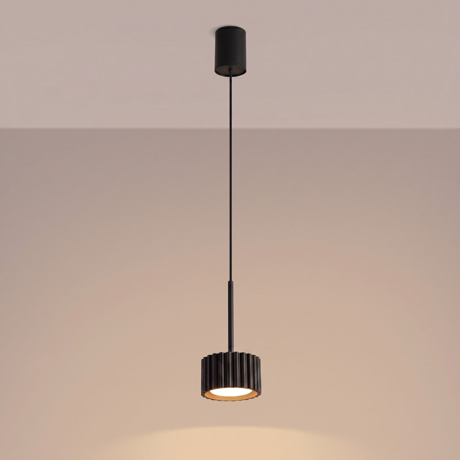 Suspension Aura 1 lumière aluminium noir GX53 vue de trois quarts
