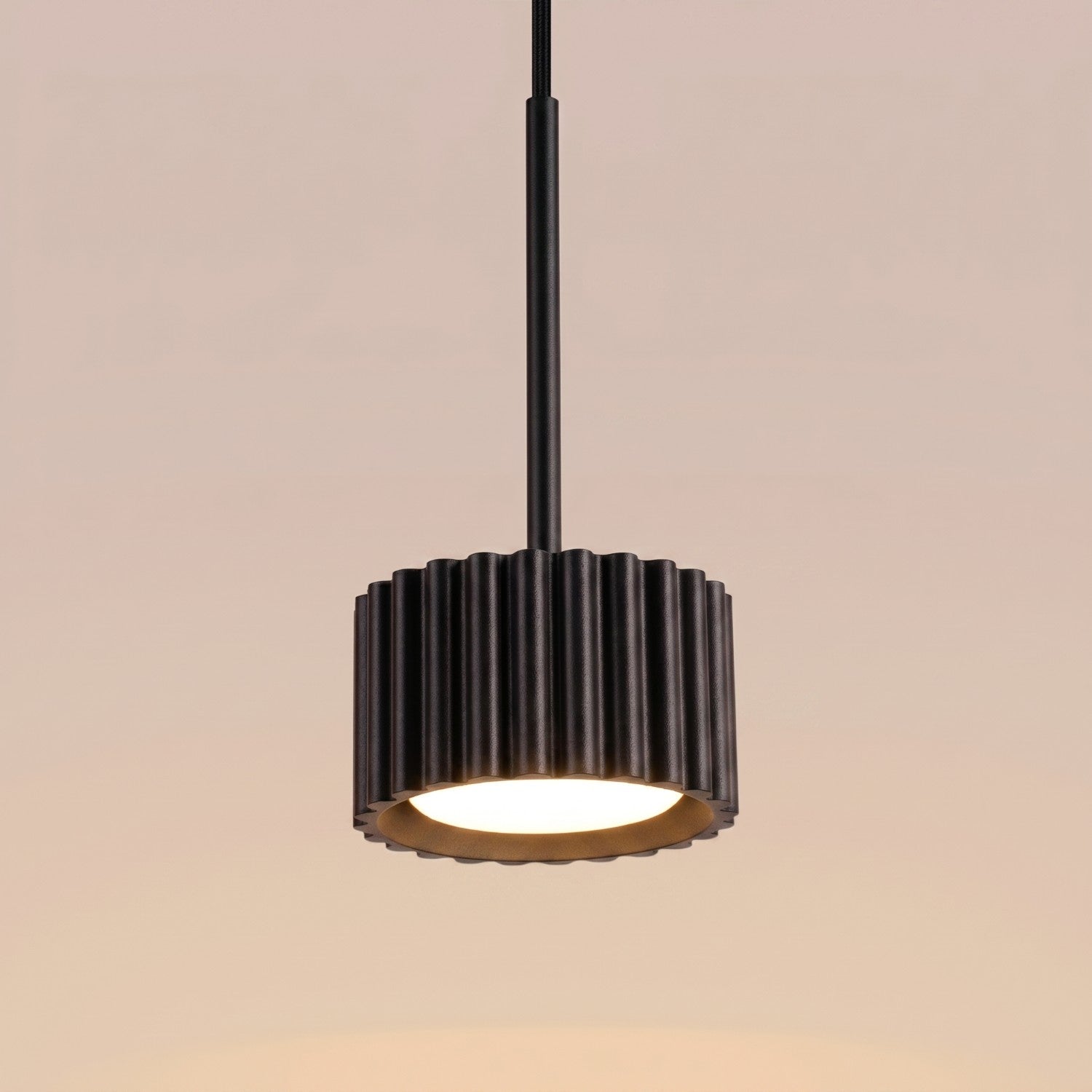 Suspension Aura 1 lumière aluminium noir GX53 détail des cannelures
