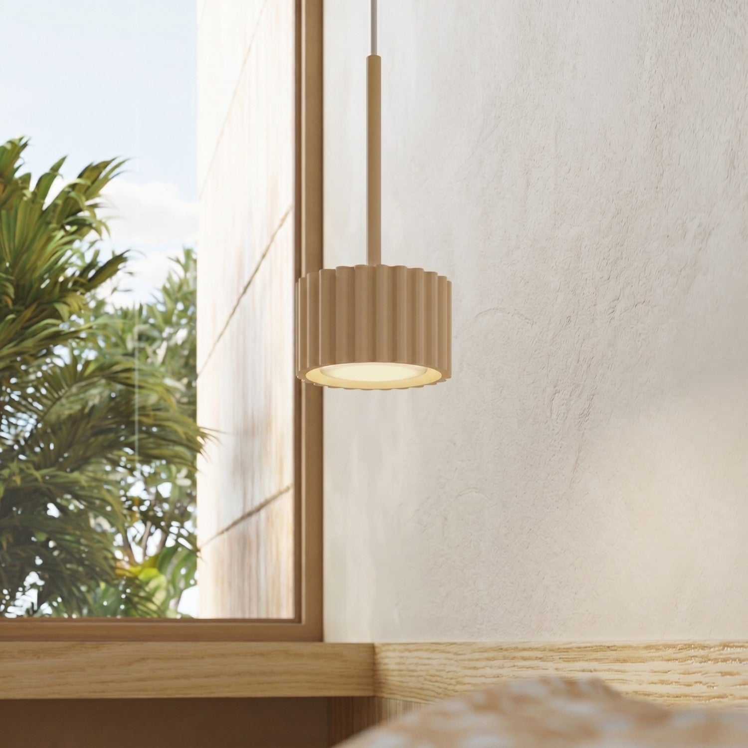 Suspension Aura 1 lumière aluminium beige GX53 vue de trois quarts