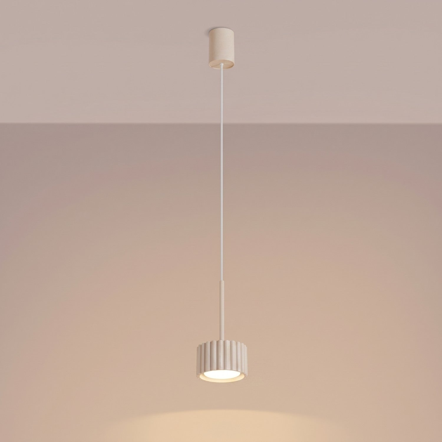 Suspension Aura 1 lumière aluminium beige GX53 vue de trois quarts