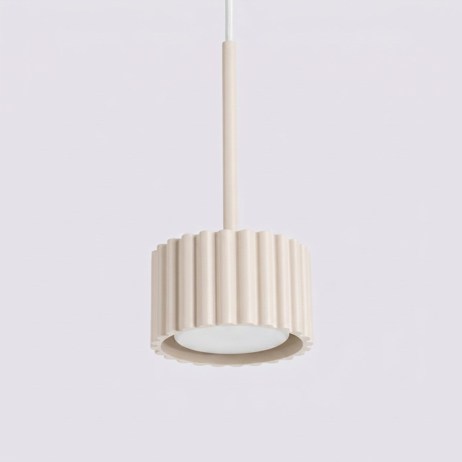 Suspension Aura 1 lumière aluminium beige GX53 en situation