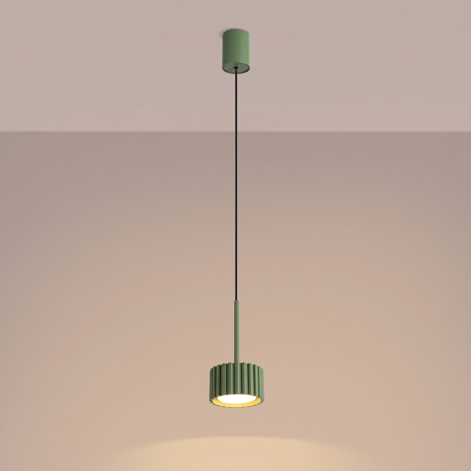 Suspension Aura 1 lumière aluminium vert olive GX53 vue de trois quarts