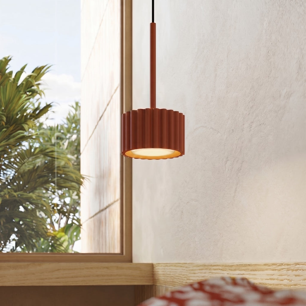 Suspension Aura 1 lumière aluminium rouge ocre GX53 vue de trois quarts