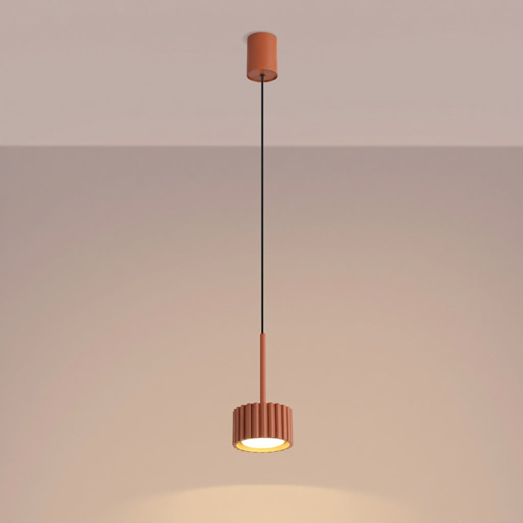 Suspension Aura 1 lumière aluminium rouge ocre GX53 vue de trois quarts