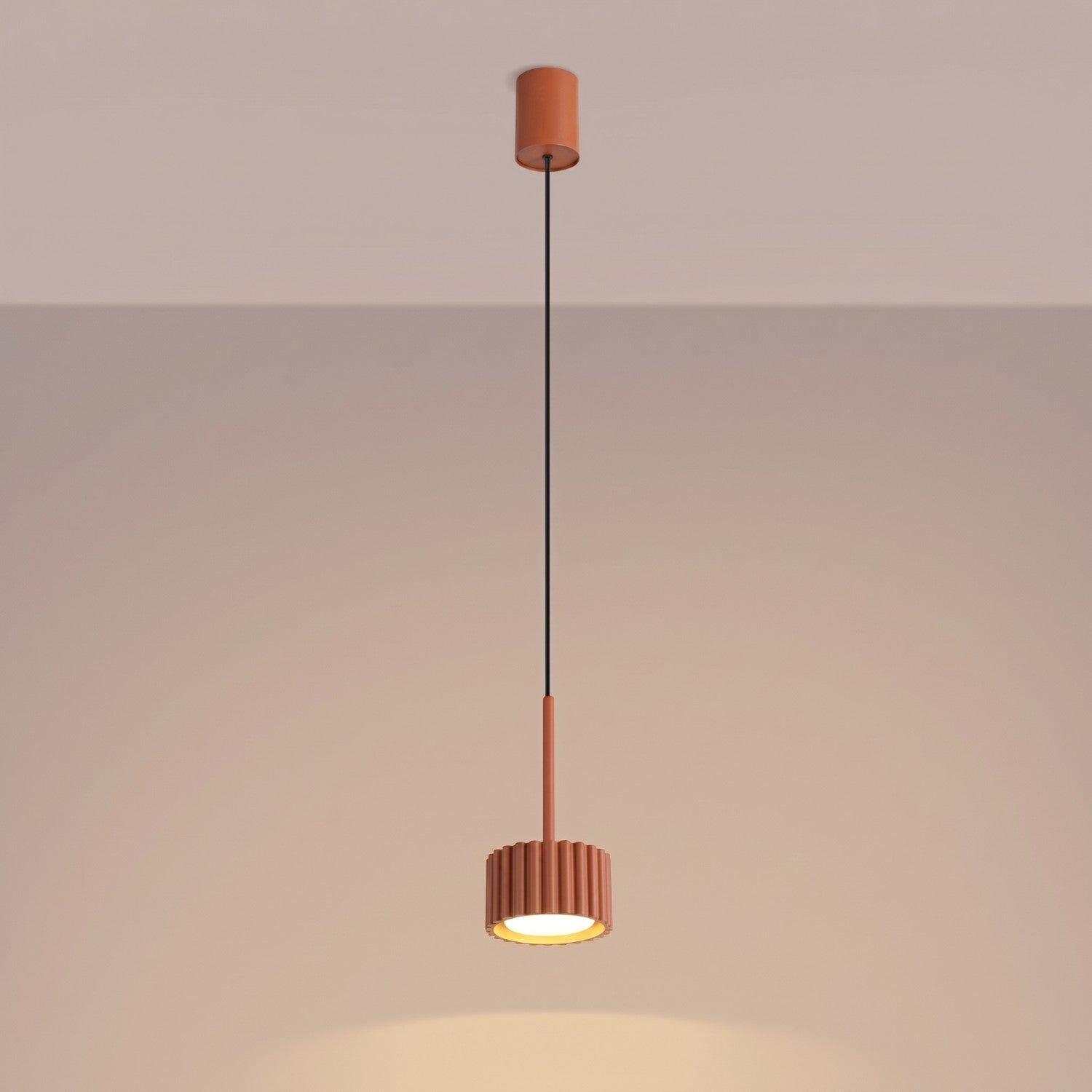 Suspension Aura 1 lumière aluminium rouge ocre GX53 vue de trois quarts