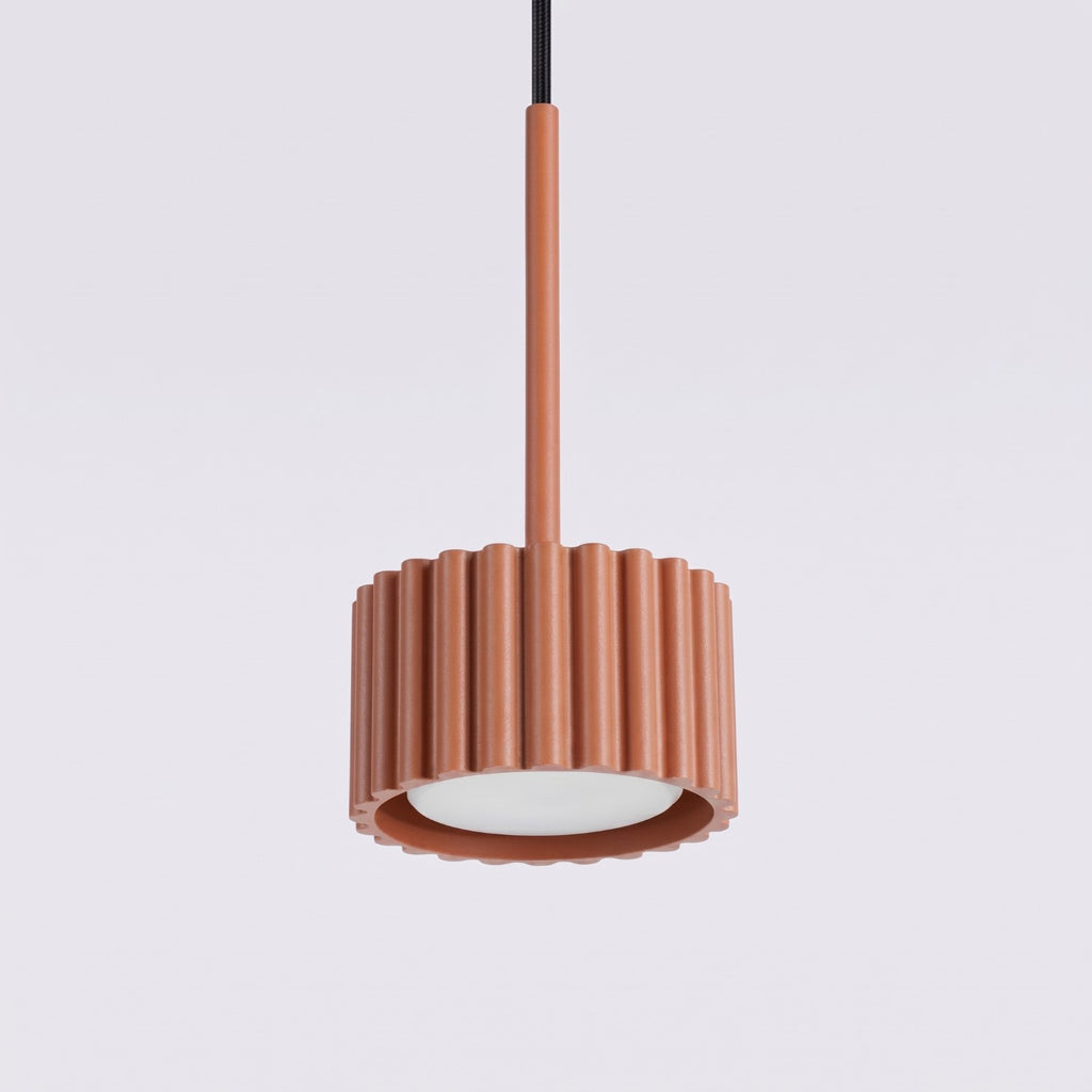 Suspension Aura 1 lumière aluminium rouge ocre GX53 en situation