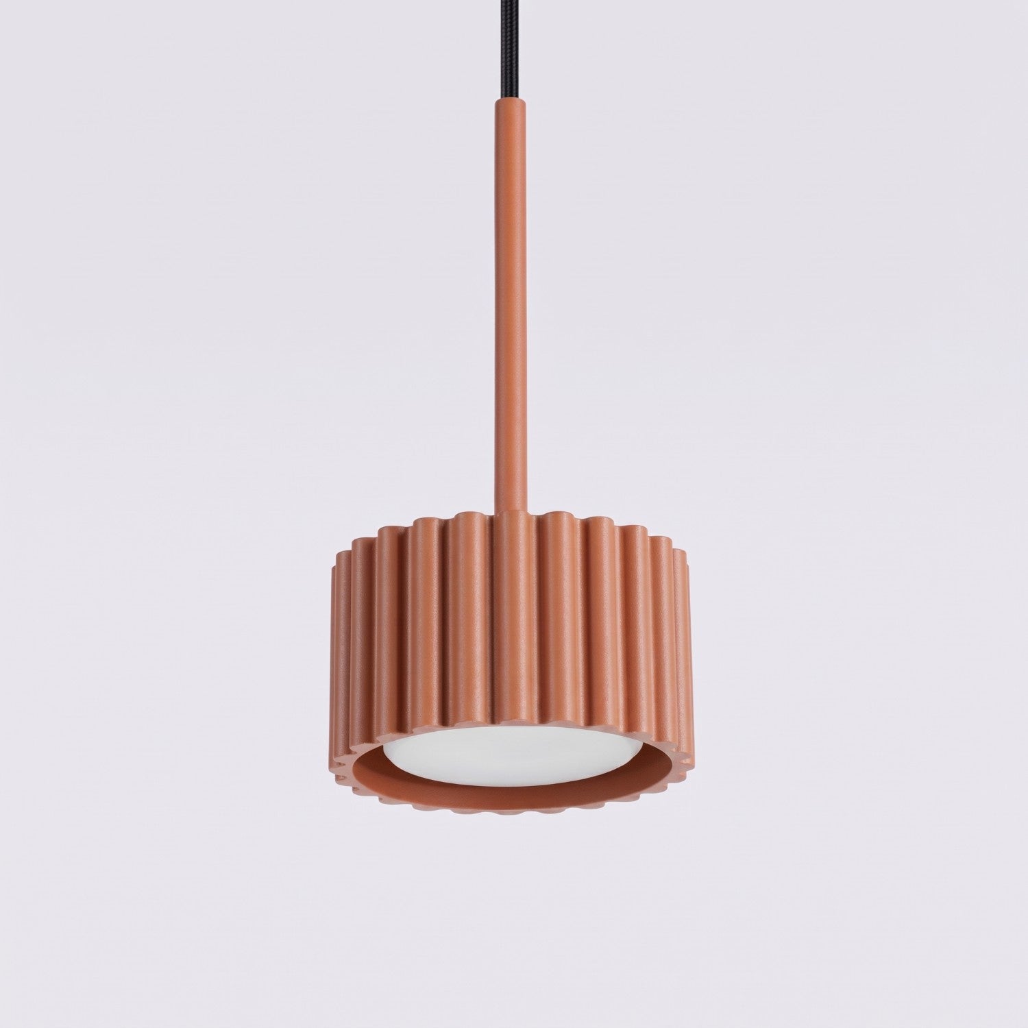 Suspension Aura 1 lumière aluminium rouge ocre GX53 en situation